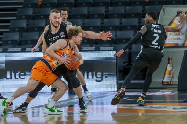 桌上都更具 桌上都更具